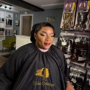 Coiffure d'événement, chignon élégant avec vagues sculptées, femme avec lace frontale.
