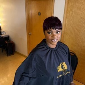 Femme avec une coupe courte bob dégradé de couleur rouge bordeaux, coiffure moderne.