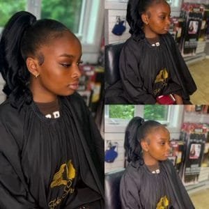 Femme avec une ponytail haute et lisse sur cheveux afro, queue de cheval volumineuse et ondulée.