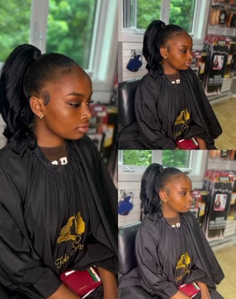 Femme avec une ponytail haute et lisse sur cheveux afro, queue de cheval volumineuse et ondulée.