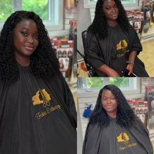 Femme avec une perruque bouclée mi-longue noire, pose de lace frontale naturelle et volumineuse.