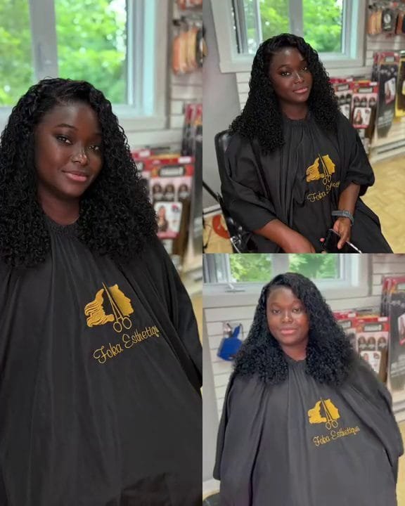 Femme avec une perruque bouclée mi-longue noire, pose de lace frontale naturelle et volumineuse.