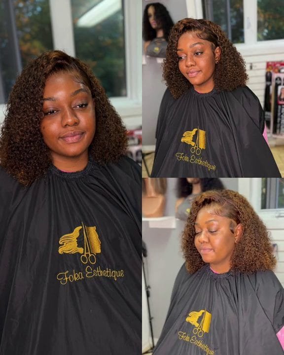 Femme avec une perruque courte bouclée marron (curly bob), pose de lace frontale naturelle.