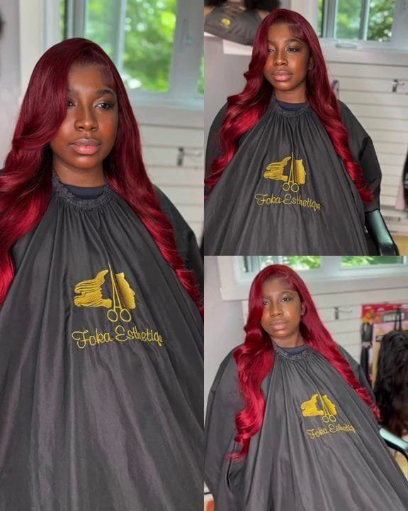 Femme avec une perruque longue ondulée rouge bordeaux, pose de lace frontale naturelle et professionnelle.