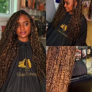 Femme avec des Boho Goddess Braids longues et ondulées, mèches châtain clair et bouclées, coiffure protectrice.