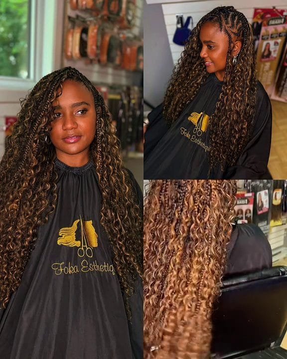 Femme avec des Boho Goddess Braids longues et ondulées, mèches châtain clair et bouclées, coiffure protectrice.