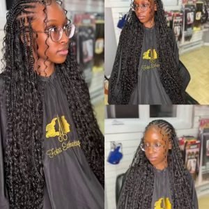 Femme avec des Fulani Braids Boho, nattes plaquées à l'avant et longues tresses bouclées.