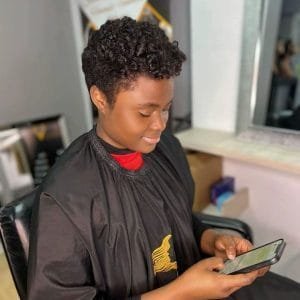Femme avec une coupe pixie courte naturelle bouclée dégradée, coiffure élégante pour cheveux crépus