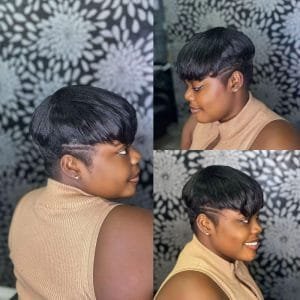 Femme avec une coupe pixie courte asymétrique, frange et motifs rasés sur le côté
