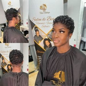 Femme avec une coupe pixie courte bouclée avec la nuque rasée, un style élégant et moderne