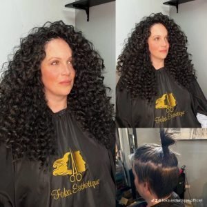 Avant-après d'une femme avec des cheveux courts se transformant en une coiffure longue et bouclée grâce aux crochet braids.