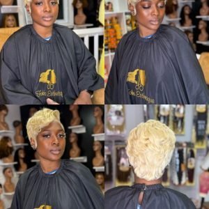 Femme avec perruque courte coupe pixie blonde.