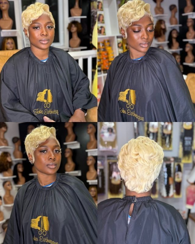 Perruque courte blonde avec finition ondulée présentée au salon Foka