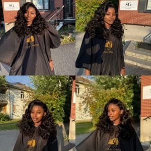 Une jeune femme souriante après une pose de perruque bouclée avec raie sur le côté et baby hair.